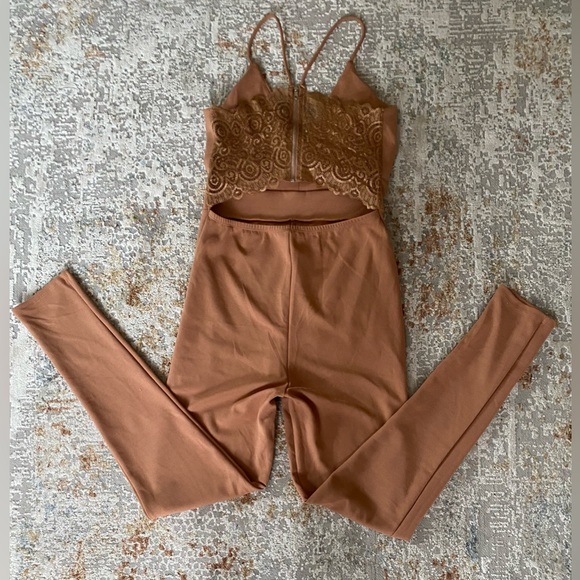 Revamped Jumpsuit with lace back - Picture 9 of 16